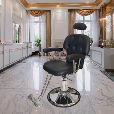 Cadeira de barbear preta de pele num espaço interior luxuoso