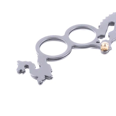 Ferramenta metálica cinzenta com dois orifícios redondos e detalhe dourado