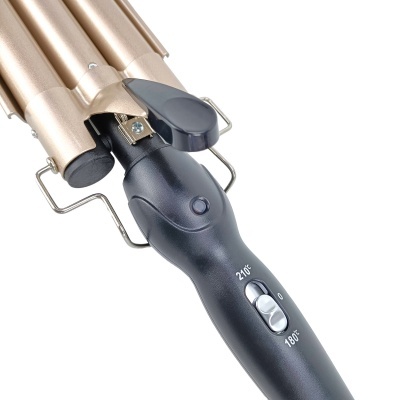 Alisador de cabelo dourado com cabo negro e controle de temperatura