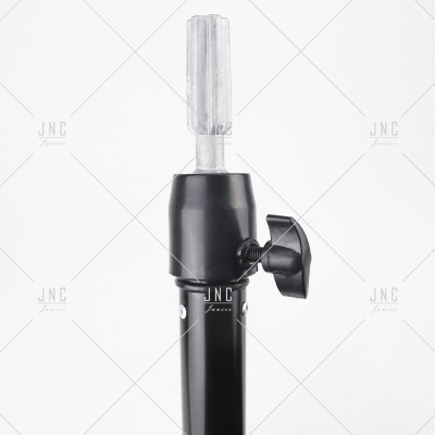 Suporte preto com peça transparente e alavanca de ajuste em fundo branco