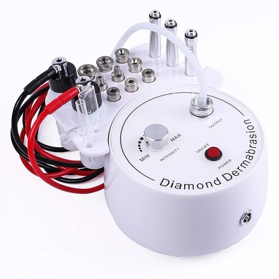 Aparelho branco de Diamond Dermabrasion com cabos e ponteiras metálicas