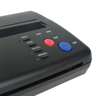 Aparelho preto com botões de controle coloridos e texto em branco