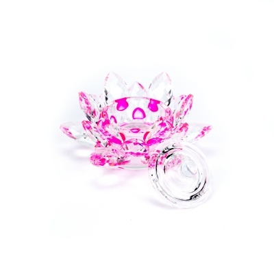 Vela decorativa em vidro rosa translúcido com forma de flor