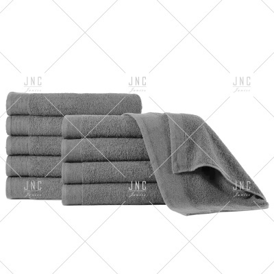 Conjunto de toalhas cinzentas empilhadas e dobradas