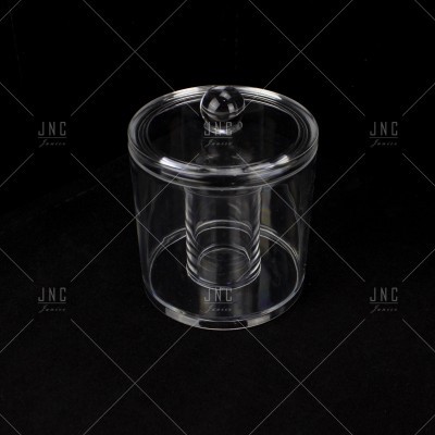 Recipiente acrílico transparente com tampa e suporte interior, fundo preto