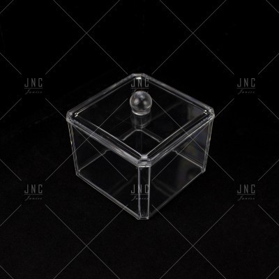 Caixa quadrada transparente em plástico com tampa e puxador redondo