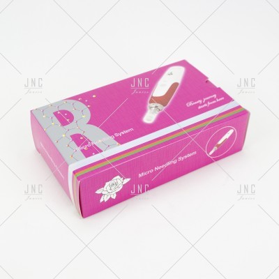 Caixa rosa com microagulhador e texto Micro Needling System