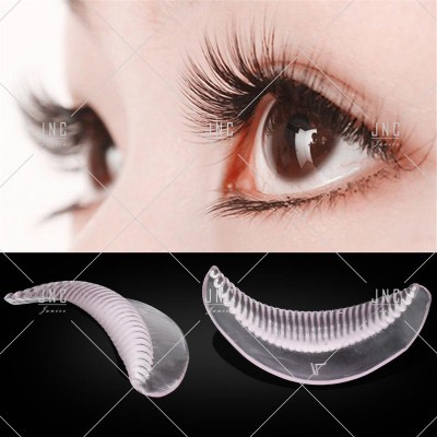 Close-up de olhos com pestanas longas e duas almofadas transparentes em silicone para área dos olhos