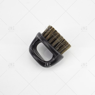 Escova de limpeza com cabo preto e cerdas naturais