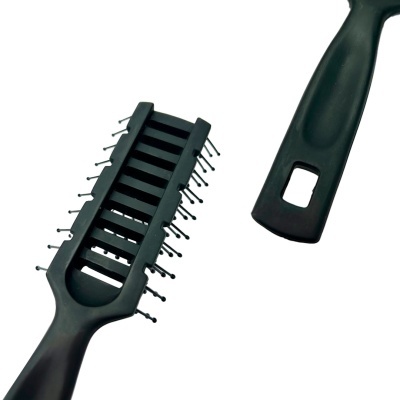 Escova de cabelo preta com pinos metálicos e cabo ergonómico