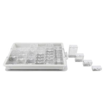 Caixas organizadoras transparentes em bandeja branca