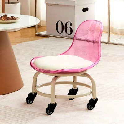 Cadeira de escritório rosa com rodas e assento branco junto a mesa e caixa 06