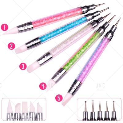 Canetas de nail art coloridas com pontas metálicas e esponjas em fundo branco.