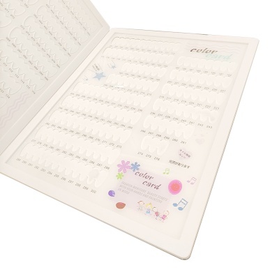 Livro aberto com amostras de unhas e texto colour card