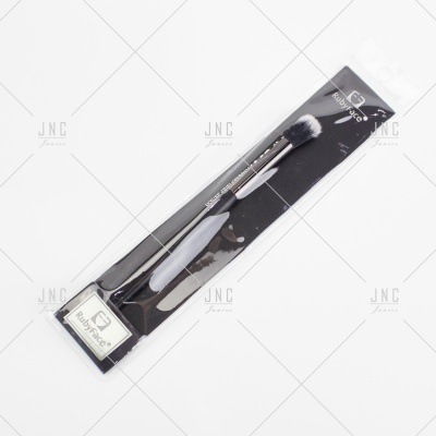 Pincel de maquilhagem Ruby Rose embalado com fundo preto