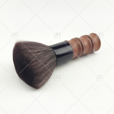 Pincel de maquilhagem com cabo em madeira castanha escura e cerdas macias