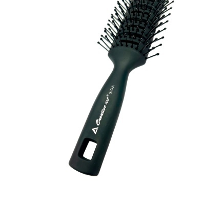 Escova de cabelo preta com cerdas e texto branco no cabo