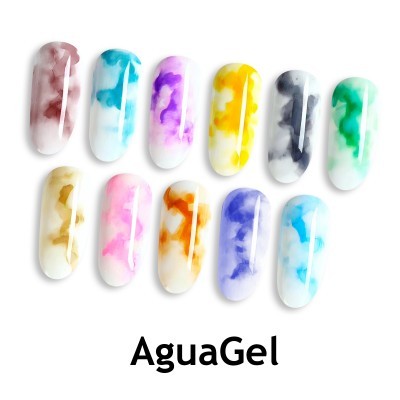Unhas postiças coloridas com padrão difuso e texto AguaGel
