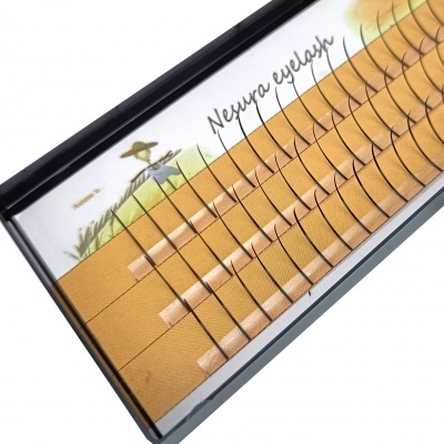 Conjunto de pestanas falsas em embalagem branca com texto 