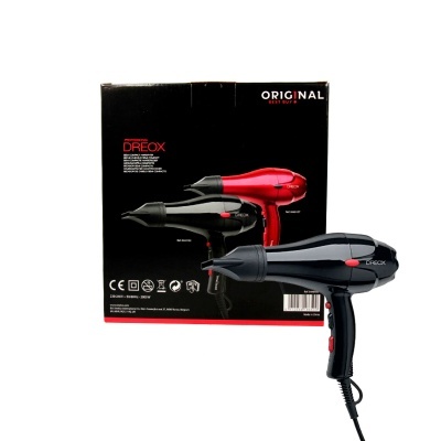 Secador de cabelo preto com detalhes vermelhos ao lado da caixa preta do produto.