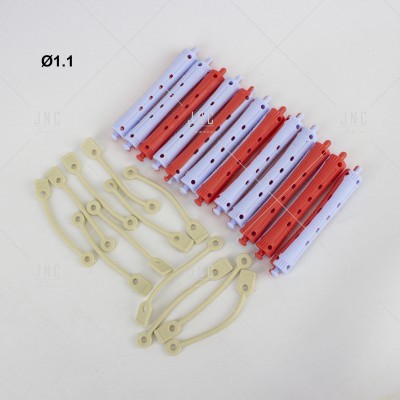 Acessórios para cabelo com bobes vermelhos e lilás e presilhas bege sobre fundo branco