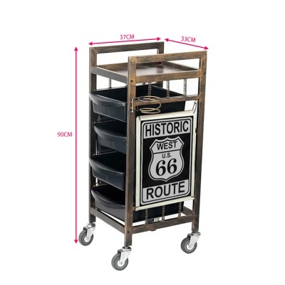 Carrinho de armazenamento em metal e madeira com tabuleiros pretos e placa frontal ROUTE 66