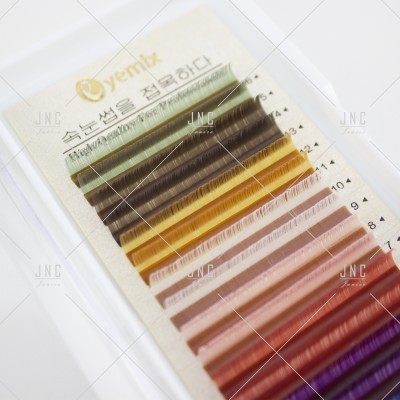 Extensões de pestanas coloridas em embalagem