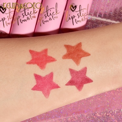 Batons rosas com texto dourado e amostras em forma de estrelas coloridas no braço