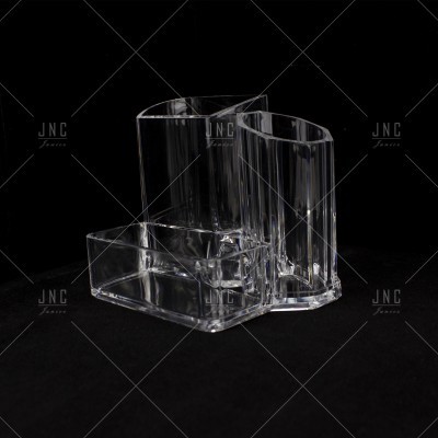 Organizador de acrílico transparente com três compartimentos em fundo preto