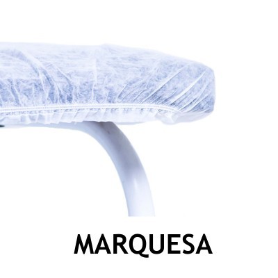 Capa protetora de cadeira branca com elástico num assento sobre estrutura metálica branca.