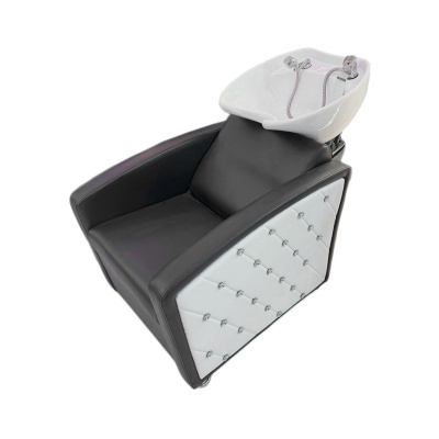 Cadeira de salão preta e branca com lavatório para lavagem de cabelo