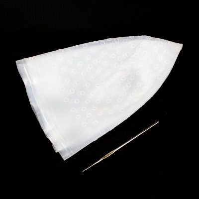 tecido branco semi-transparente com padrão de círculos brancos e agulha fina