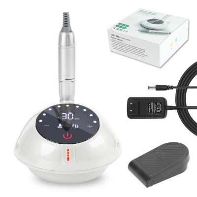 Dispositivo elétrico branco com caneta metálica e acessórios sobre fundo branco