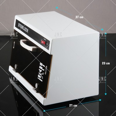 Esterilizador branco com porta preta, pega branca e interruptor vermelho numa superfície preta refletora.