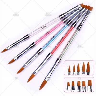 Conjunto de cinco pinceis para unhas com cabos transparentes coloridos e cerdas castanhas