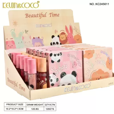 Display de maquilhagem KEVIN&COCO com batons e paletas em tons rosa e laranja decorados com pandas e ursos.