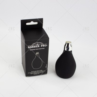 Esmolador de barbear preto com tampa prateada ao lado da embalagem preta com texto branco