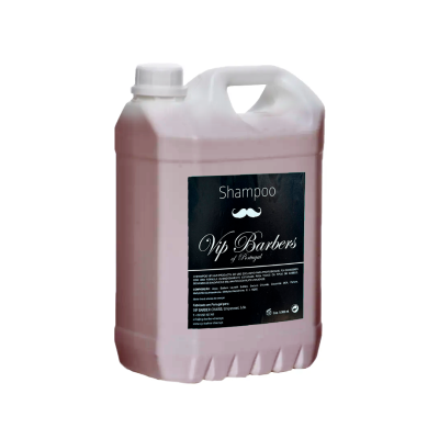Grande frasco de shampoo rosa com etiqueta preta e texto branco isolado
