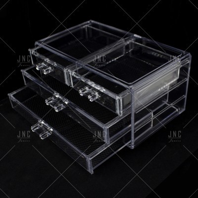 Organizador transparente em acrílico com três gavetas pequenas e médias