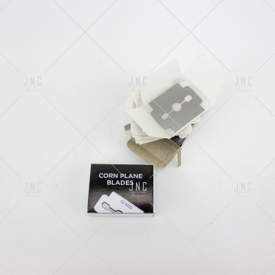 Lâminas para plaina de milho em caixa preta com lâminas empilhadas
