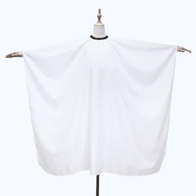 Capa de corte de cabelo branca com gola preta elástica em manequim