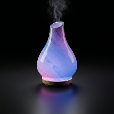 Difusor de aroma em forma de vaso azul e rosa a emitir vapor
