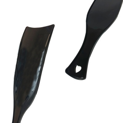 Espátulas pretas com acabamento brilhante, uma com recorte de coração no cabo