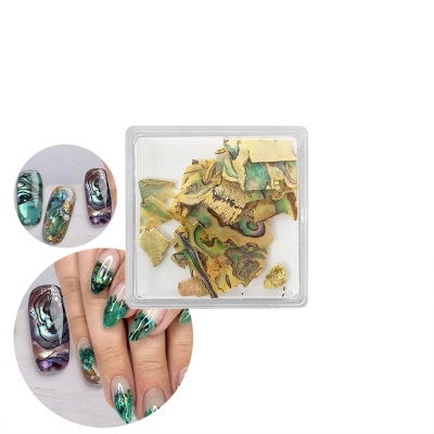 Fragmentos decorativos para unhas com padrão perolado em caixa e exemplos de aplicação