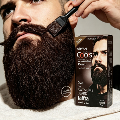 Homem a tingir a barba com pincel e embalagem de tinta de barba castanha escura