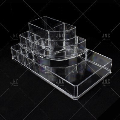 Organizador acrílico transparente com várias divisórias em fundo preto