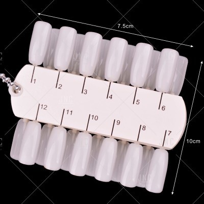 Amostras unhas artificiais nude em duas filas numeradas sobre fundo preto