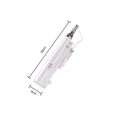 Dispositivo médico branco com botão e componentes transparentes, com texto 'Ope'