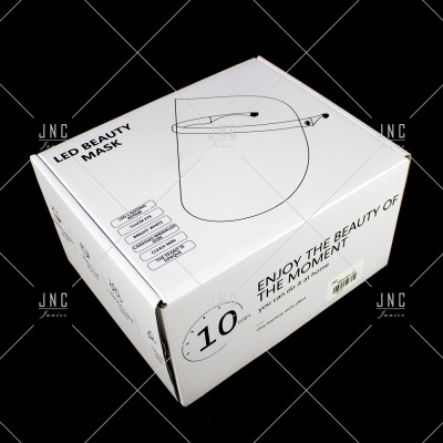 Caixa branca com máscara de beleza LED e texto descritivo