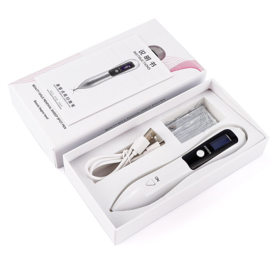 Dispositivo digital branco e preto com ecrã, cabo USB e agulhas em embalagem branca com texto em chinês